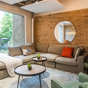  Apartment Hillfort House: Modern With Shared Kitchen In